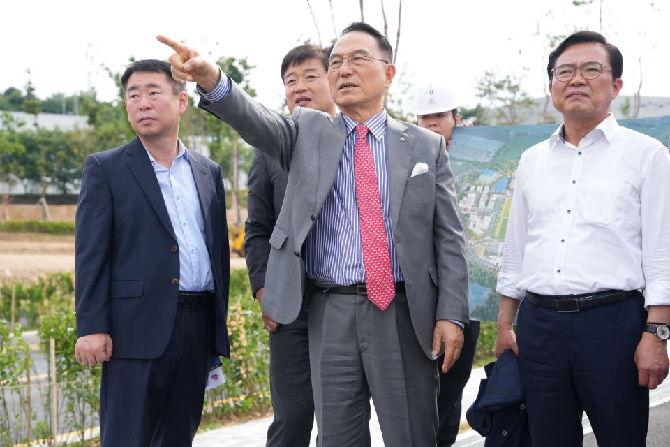 박상돈 천안시장이 지난 27일 대한민국 축구종합센터 천안시 생활체육시설 준공 현장을 둘러보고 있다.